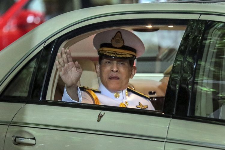 Le roi de Thaïlande Raja Maha Vajiralongkorn fait signe de sa limousine après avoir officié une cérémonie de remise des diplômes à l'Université Thammasat de Bangkok, en Thaïlande, samedi (31/10/2020).