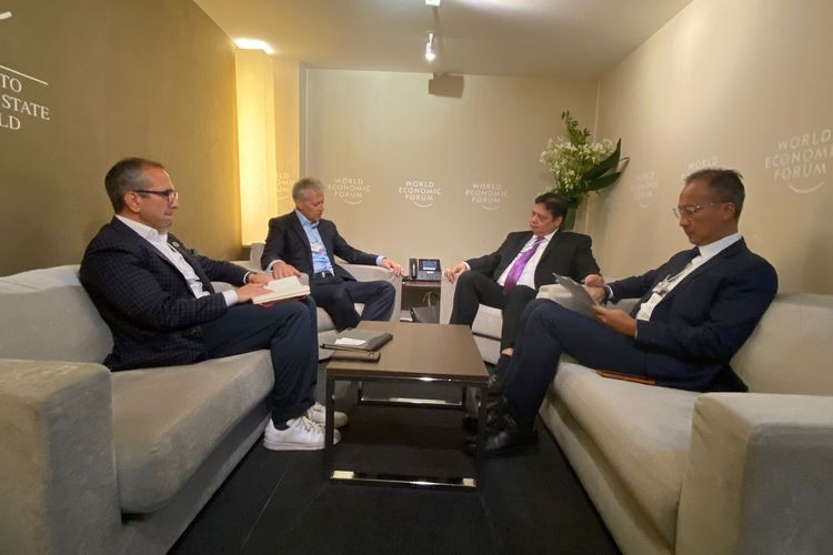 Menteri Perindustrian Agus Gumiwang Kartasasmita mendampingi Menko Bidang Perekonomian Airlangga Hartarto bertemu dengan CEO Coca-Cola James Quincey di Davos, Swiss, baru-baru ini.