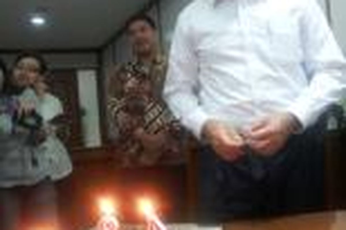 Pelaksana Tugas (Plt) Gubernur DKI Jakarta Basuki Tjahaja Purnama saat menerima kejutan ulang tahun yang ke-48 tahun, di Balaikota Jakarta, Senin (30/6/2014). Basuki berulang tahun setiap tanggal 29 Juni. 