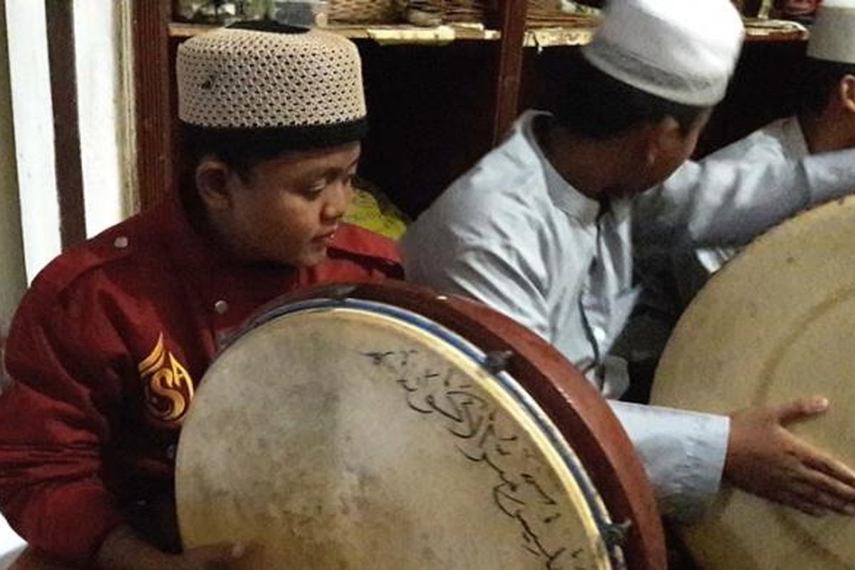 Salah satu murid ngaji Ahmad Zakarsih sedang bermain Hadroh, kesenian islami yang diiringi dengan alat musik gendang.