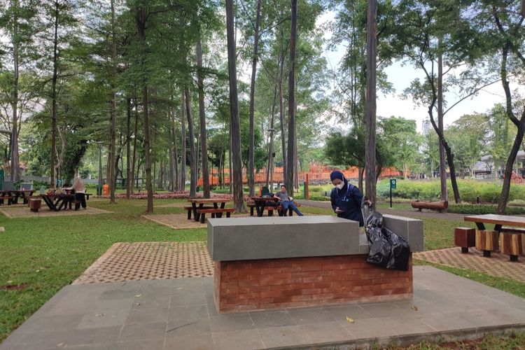 Suasana kawasan barbeku di Tebet Eco Park, Jakarta Selatan, Senin (15/8/2022) siang. Ini menjadi salah satu dari empat fasilitas tambahan yang berada di dalam kawasan Tebet Eco Park, Jakarta Selatan. 