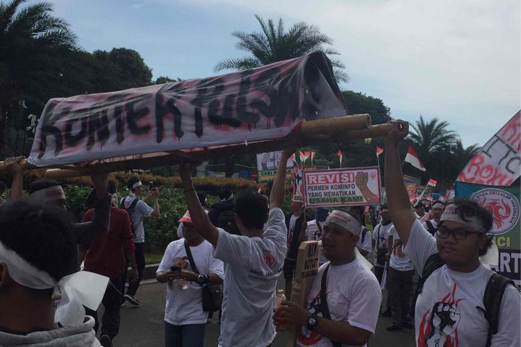 Kesatuan Niaga Seluler Indonesia (KNCI) yang merupakan perkumpulan para pedagang pulsa  menggelar aksi unjuk rasa di depan Istana Kepresidenan di Medan Merdeka Utara dan gedung Kementerian Komunikasi dan Informatika (Kemenkominfo) Republik Indonesia di Jalan Medan Merdeka Barat, Senin (2/4/2018).