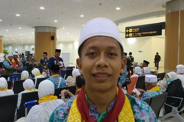 Muhammad Rizky Ramadhan, pemuda asal Desa Tenjolayar, Kecamatan Cigasong, Kabupaten Majalengka tercatat sebagai calon jemaah haji termuda. 