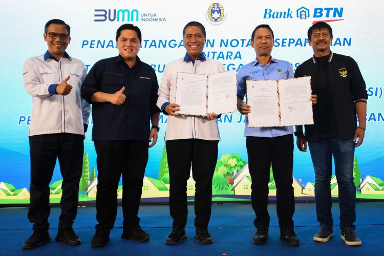Ketum PSSI Erick Thohir saat Penandatanganan Nota Kesepahaman antara Bank BTN dengan PSSI tentang Penyediaan dan Pemanfaatan Jasa Layanan Perbankan, di Sidoarjo, Jawa Timur, Sabtu (9/9/2023).