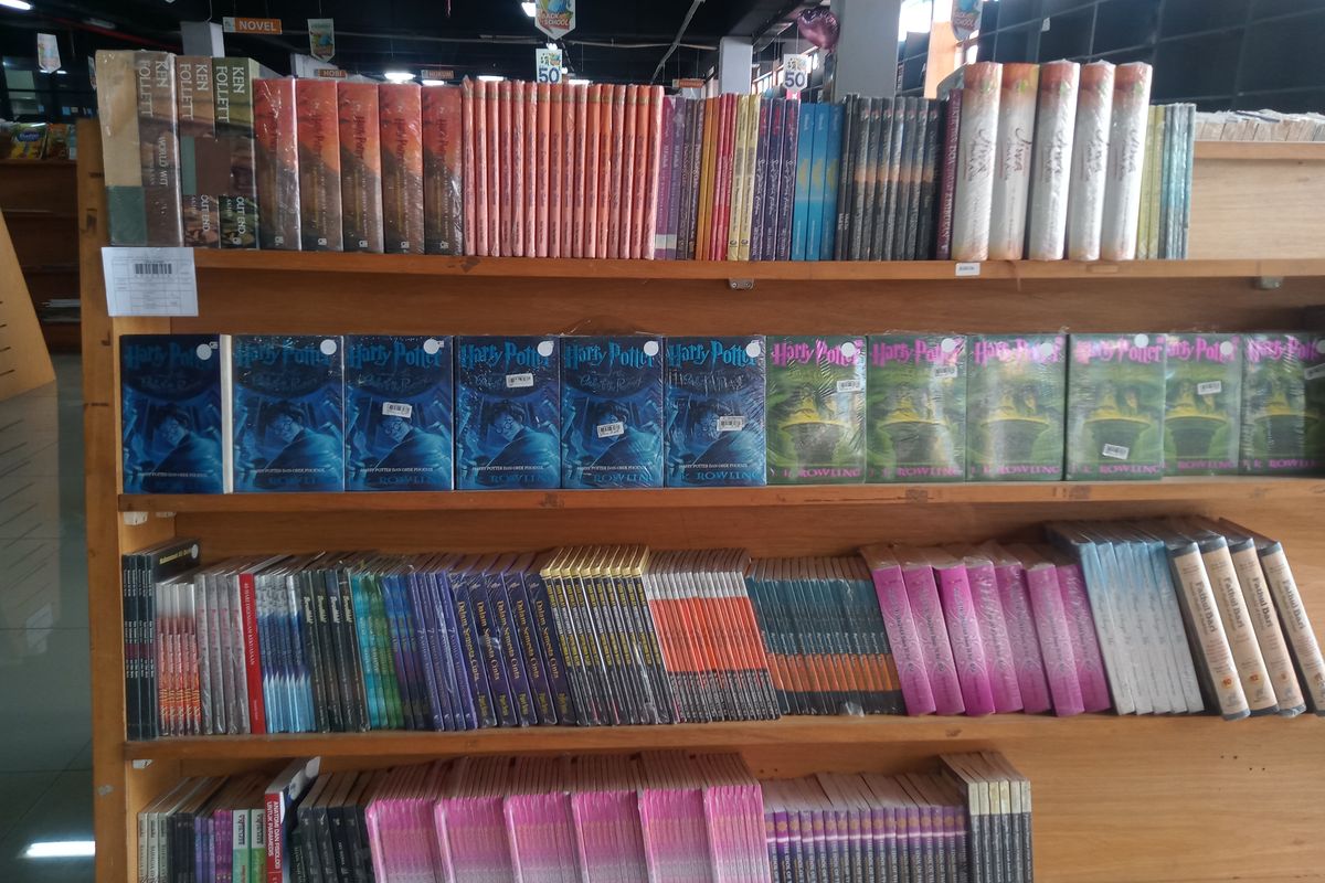 Kumpulan novel jadul di rak buku Jakbook Pasar Kenari.