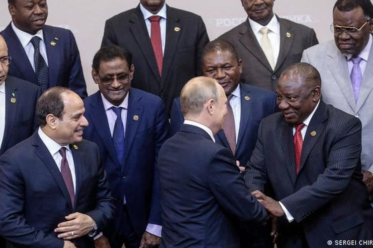 Vladimir Putin menyambut para pemimpin Afrika di KTT Rusia-Afrika di Sochi, Oktober 2019.