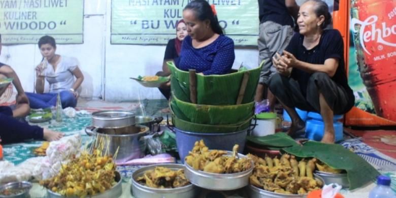 Tampilan penjualnya seperti gudeg Yogyakarta, ibu-ibu yang berdagang dikelilingi panci panci besar berisikan paket komplit hidangan tersebut.