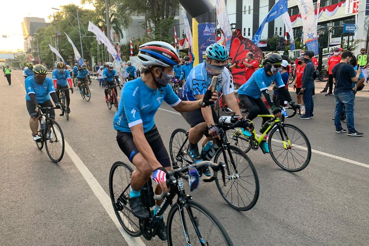 Gubernur Jawa Tengah, Ganjar Pranowo melepas puluhan goweser pada gelaran pesta bersepeda bertajuk Tour de Borobudur 2020 pada Sabtu (15/8/2020) pagi. 