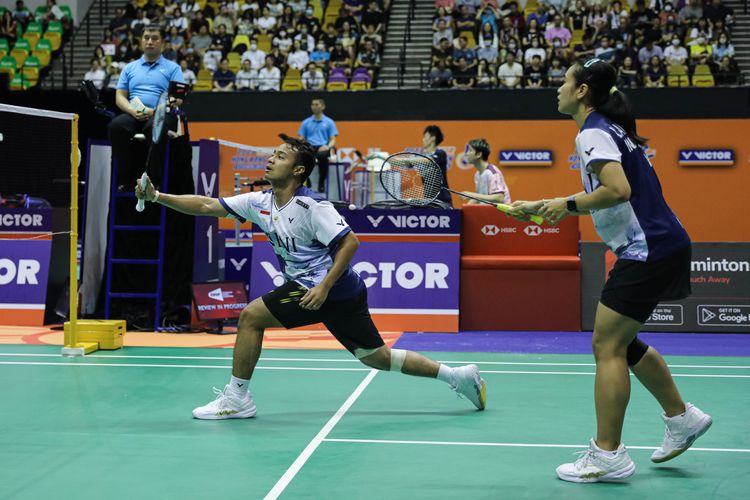 Rehan Naufal Kusharjanto/Lisa Ayu Kusumawati saat bertanding pada babak 16 besar Hong Kong Open 2023 di Hong Kom Coliseum, Kamis (14/9/2023). 