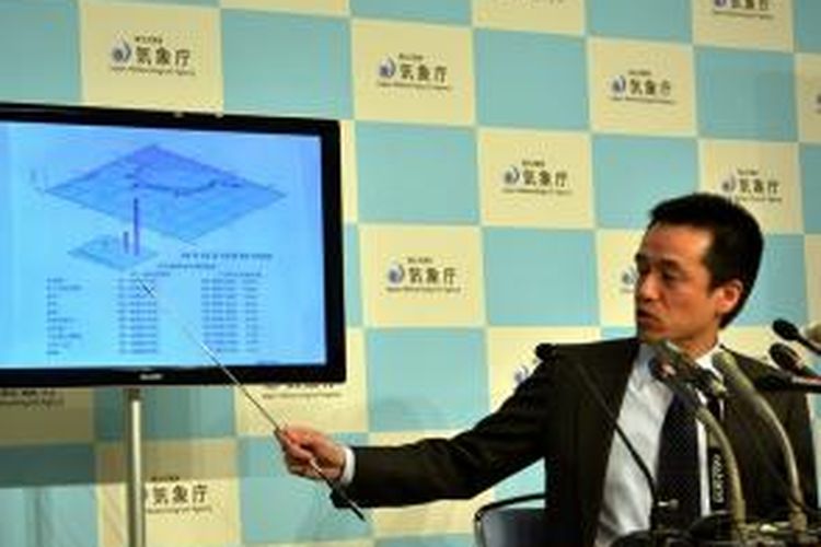 Seorang petugas Badan Meteorologi Jepang, Yohei Hasegawa menjelaskan tsunami dampak gempa Cile dalam sebuah jumpa pers di Tokyo, Rabu (3/4/2014).