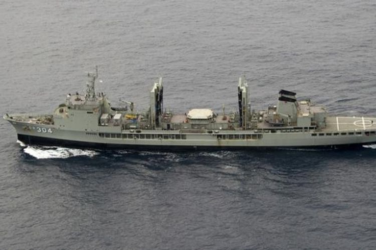 Kapal angkatan laut Australia, HMAS Success ikut membantu upaya pencarian Malaysia Airlines MH370 yang diyakini jatuh di Samudra Hindia.