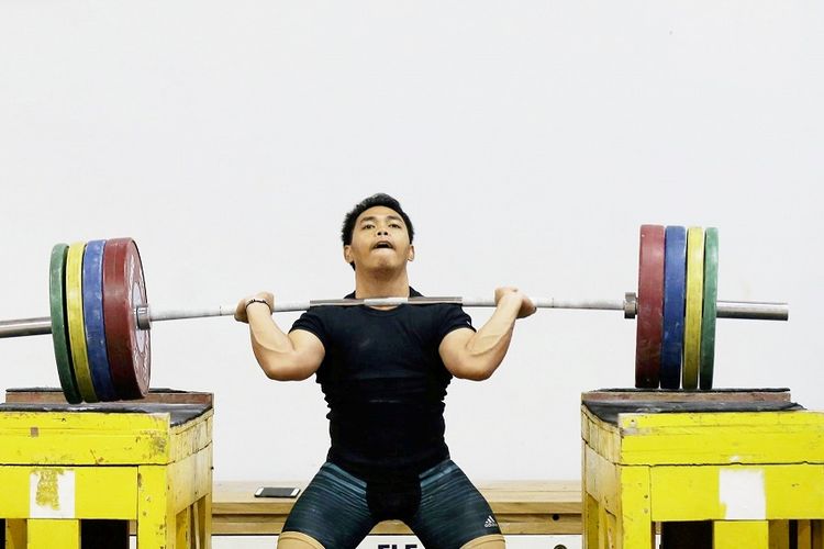 Lifter Eko Yuli Irawan berlatih di pelatnas angkat besi di komplek Stadion Si Jalak Harupat, Soreang, Kabupaten Bandung, Jawa Barat, Senin (17/4). Selain untuk menghadapi Sea Games 2017 dan Asian Games 2018, para lifter akan mengikuti Islamic Solidarity Games di Baku, Azerbaijan pada pertengahan Mei.

Kompas/Priyombodo (PRI)
17-04-2017