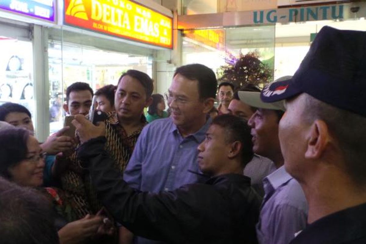 Calon gubernur DKI Jakarta Basuki Tjahaja Purnama atau Ahok saat melayani foto bersama warga di Blok M Square, Jakarta Selatan, Minggu (22/1/2017).