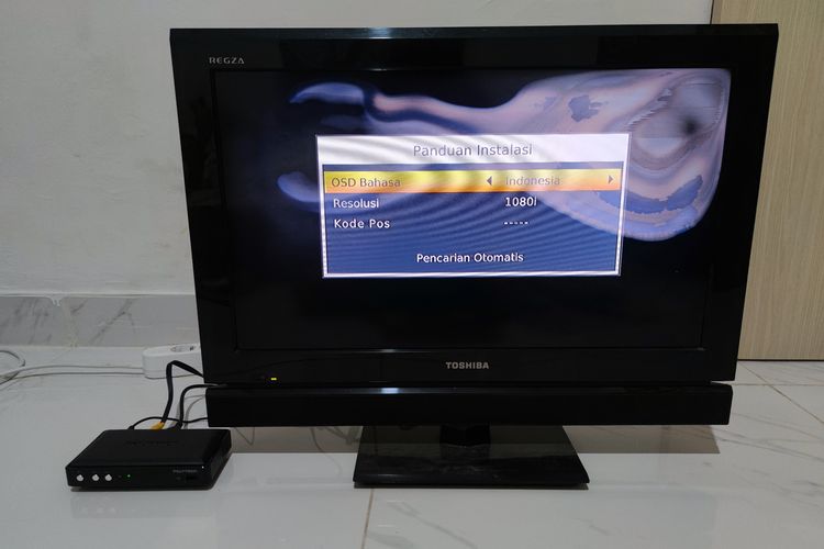 Ilustrasi TV analog yang telah terhubung dengan Set Top Box menggunakan kabel untuk mentransfer konten.