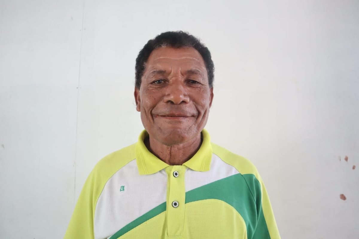 Sekretaris Koperasi Indami Center Kampung Rayori, Kabupaten Supiori, Lukas Kafiar. Bersama pengurus koperasi, ia mengelola lembaga ekonomi yang lahir dari musyawarah masyarakat adat dan diperkuat melalui pendampingan JERAT Papua untuk mendukung usaha perikanan serta meningkatkan kesejahteraan warga pesisir.