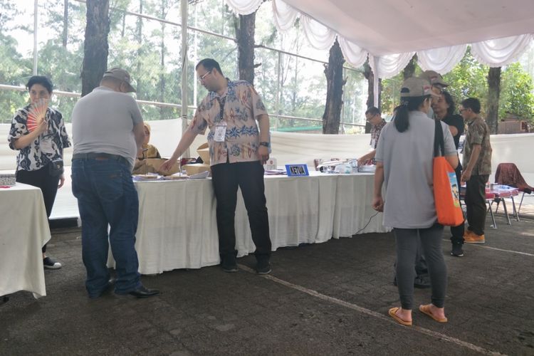 Penghitungan suara di TPS 10 Kelurahan Kuningan Timur, Jakarta Selatan dipantau oleh KPU RI bersama perwakilan luar negeri, pengamat, media, dan unsur TNI. 