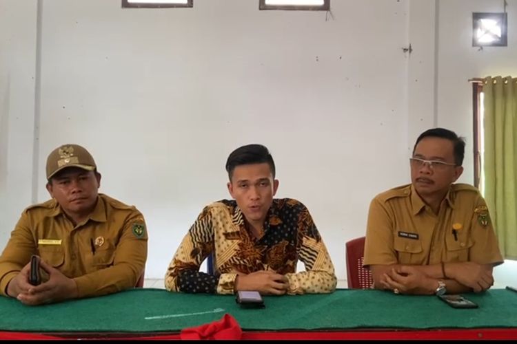 Apip Nurahman (tengah) memberikan klarifikasi dan minta maaf di hadapan perangkat dan sejumlah kades di Bengkulu Selatan usai membuat video kritik masa jabatan kades 9 tahun.