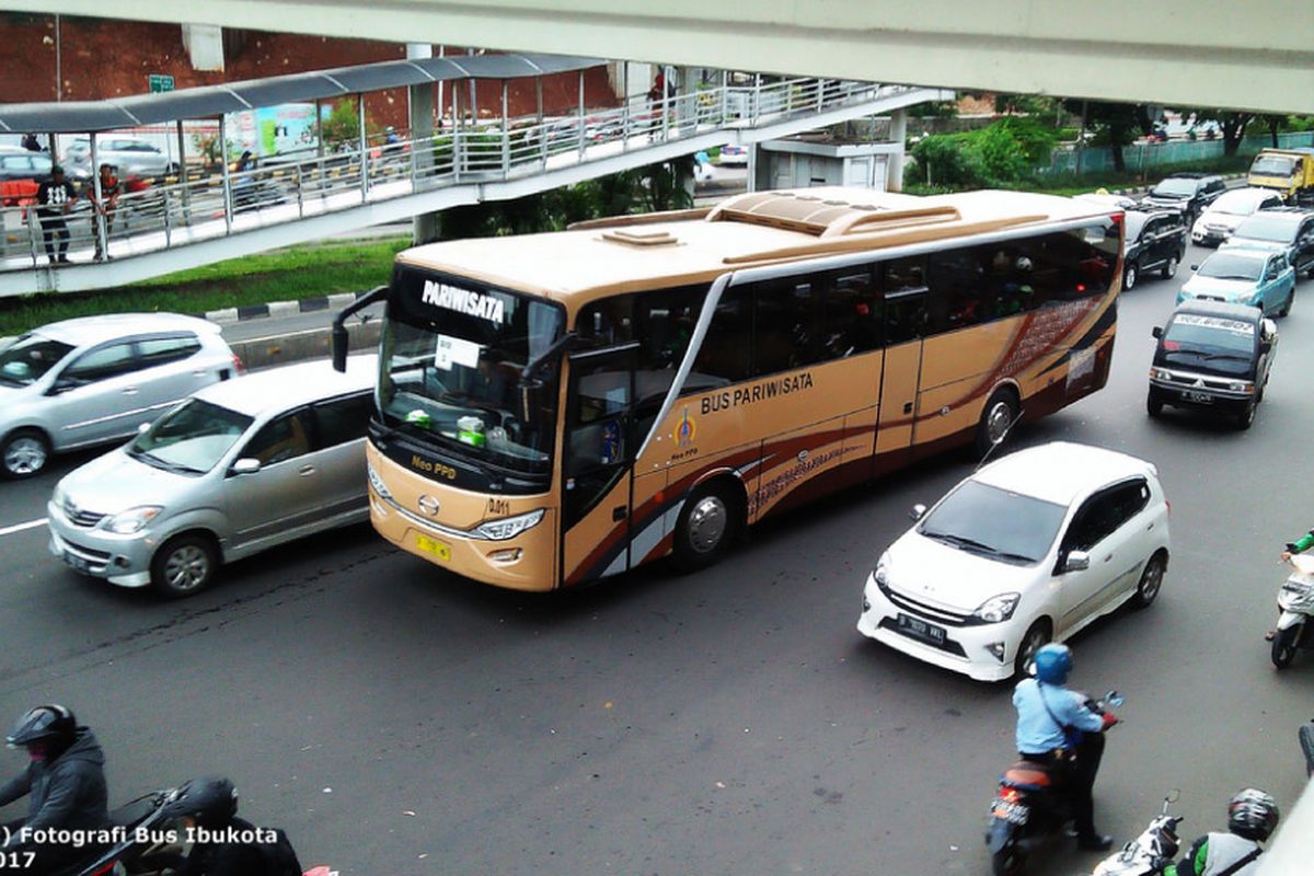 Bus pariwisata Perum Pengangkutan Penumpang Djakarta yang tadinya merupakan bus kota.