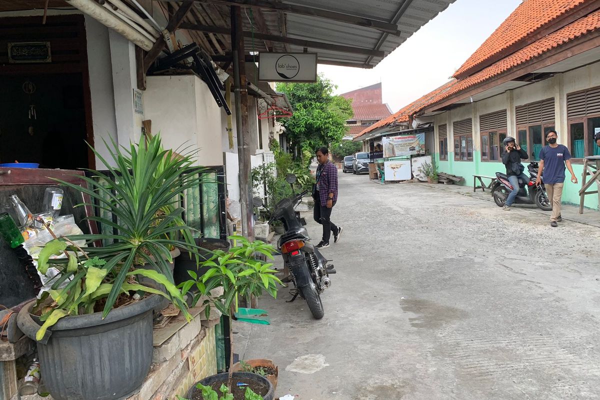Lokasi hilangnya motor vespa FX milik Arif di Jalan Udang V, Kelurahan Kayuringin Jaya, Kecamatan Bekasi Selatan, Kota Bekasi. Motor Arif yang tengah diparkir di depan rumah, digondol maling pada Senin (3/7/2023) siang.