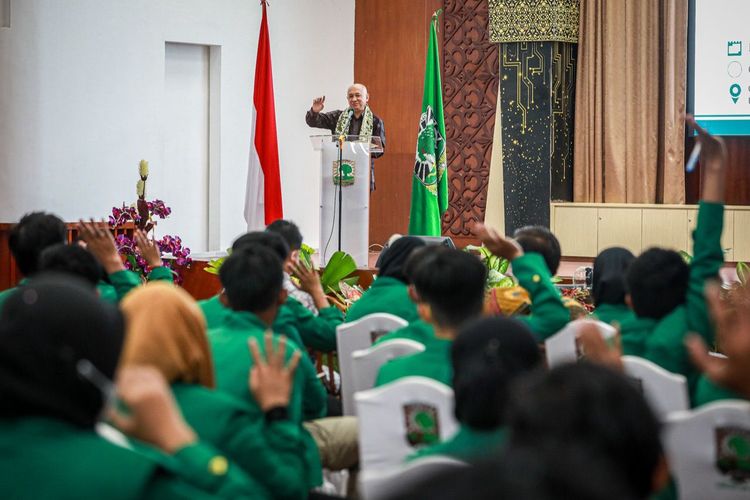 Menteri Koperasi dan UKM (MenKopUKM) Teten Masduki saat memberikan Kuliah Umum & Diskusi Interaktif Kewirausahaan di Kampus Universitas Andalas, Padang, Sumbar, Jumat (1/7/2022)