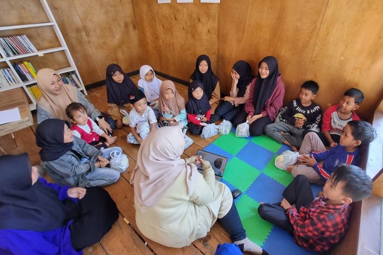 Tim Pengabdian Masyarakat Universitas Indonesia (UI) yang dipimpin oleh Dr. Fuad Gani mengadakan kegiatan di Taman Bacaaan Masyarakat (TBM) Bibliofilia yang berada di Kawasan Waduk Saguling, Bandung Barat, Jawa Barat.