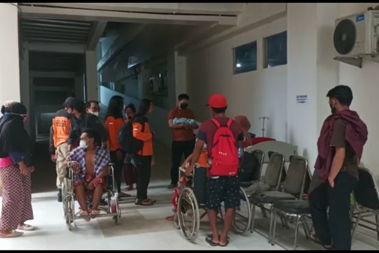 Sejumlah tim SAR berusaha mengevekuasi pasien rumah sakit umum daerah (RSUD) Syekh Yusuf, Kabupaten Gowa, Sulawesi Selatan akibat dampak gempa 7,4 M di Larantuka, Nusa Tenggara Timur. Selasa, (14/12/2021).
