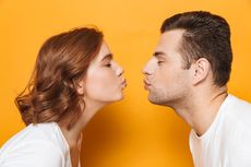7 Penyakit Akibat Ciuman Bibir yang Pantang Disepelekan