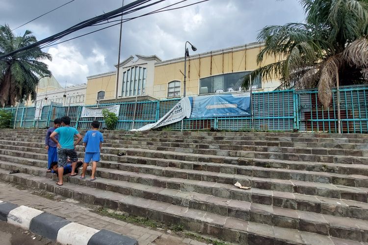 Pusat niaga Puri Agung Cengkareng di Jalan Lingkar Luar Barat, Cengkareng Timur, Cengkareng, Jakarta Barat, resmi ditutup pada Oktober 2021 lalu. Area tangga luar kini sepi, hanya sesekali digunakan pejalan kaki dan anak kecil bermain, Senin (12/12/2022).