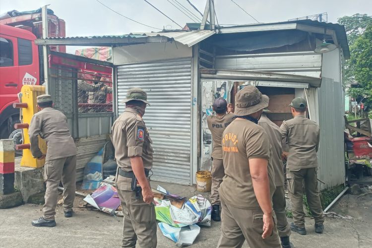Cegah Banjir, Ratusan Bangunan Liar di Sempadan Kali Angke Kemang Dibongkar Satpol PP