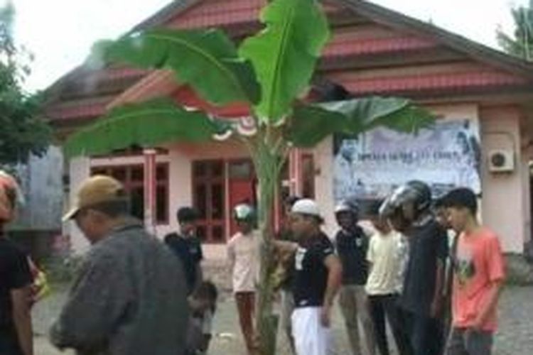 Kantor DPD PDI Perjuangan di jalan Trans Sulawesi Kecamatan Mamuju Utara, Sulawesi Barat disegel warga yang mengklaim sebagai pemilik lahan.