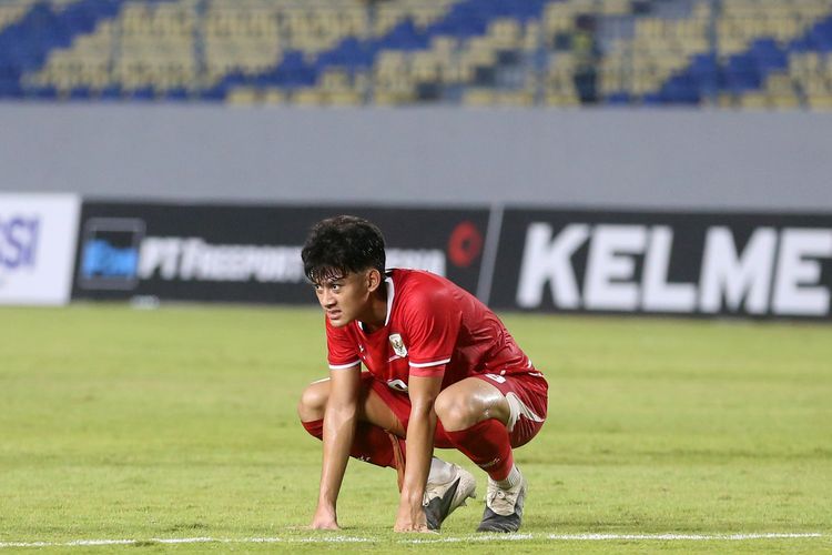 Pemain timnas u17 Indonesia Mierza Firjatullah mengalami hamstring saat laga pertama babak penyisihan Grup A ASEAN U17 Championship 2026 melawan Timor Leste yang berakhir dengan skor 4-0 di Stadion Joko Samudro Gresik, Jawa Timur, Senin (13/4/2026) malam.