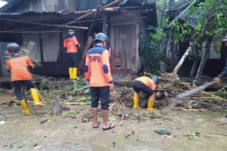 Petugas BPBD HSS membersihkan rumah warga pasca banjir bandang yang terjadi di Desa Malinau, Kecamatan Loksado, HSS, Kalsel, Kamis (16/3/2023). 