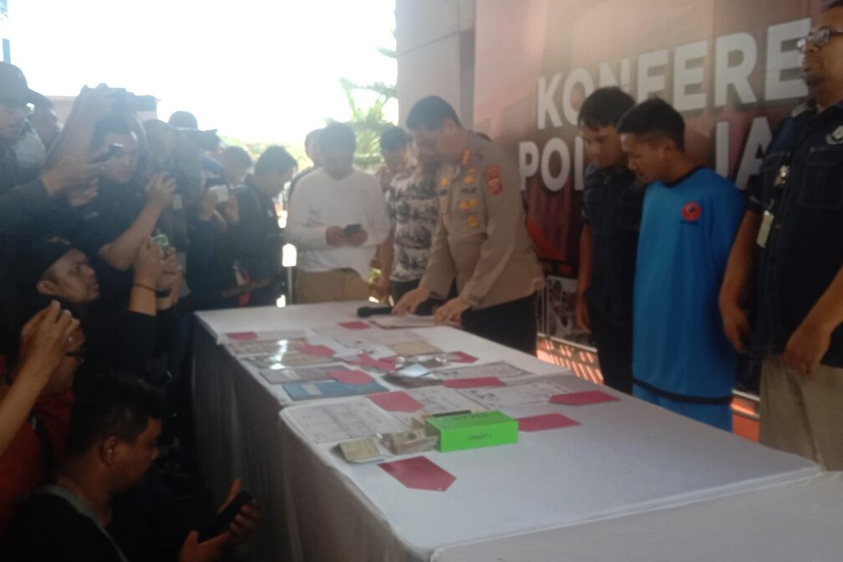 Tersangka Dugaan Pembunuh Vina Dihadirkan Dalam Presconference di Mapolda Jabar
