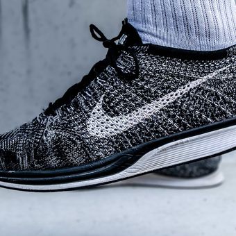 Ilustrasi sepatu Nike dengan fitur Flyknit. 