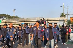 Long March, Massa Mahasiswa Trisakti dan Esa Unggul Tiba di Depan DPR
