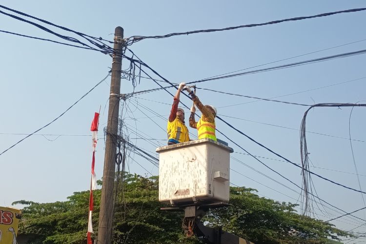 Saat Kabel Fiber Optik Ilegal di Tangsel Dipangkas dan Tiang Nakal Disita...