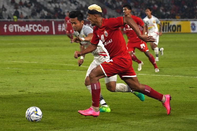 Bruno Matos (kanan) berhadapan Ye Min Thu dalam laga Persija Vs Shan United di Stadion Gelora Bung Karno, Jakarta, Rabu (15/5/2019)
