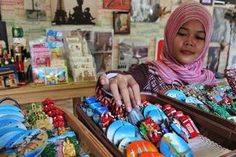 Berbagai pernik cendera mata dari berbagai negara dijual di Toko Susi & Nicole di Serpong, Tangerang Selatan. 