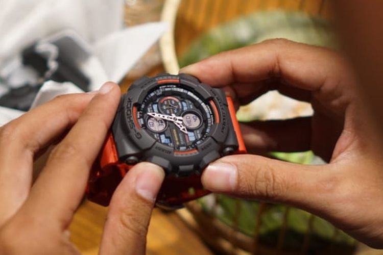 Praktik pengujian keaslian jam tangan G-Shock dengan memanfaatkan keberadaan tombol pada arloji.