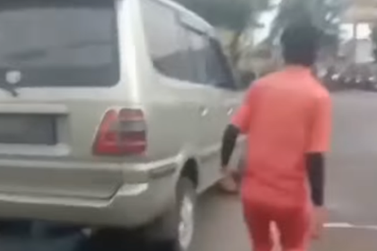 Tangkapan layar video viral yang memperlihatkan petugas stasiun pengisian bahan bakar umum (SPBU) mengejar pengemudi mobil yang diduga belum membayar setelah mengisi BBM.