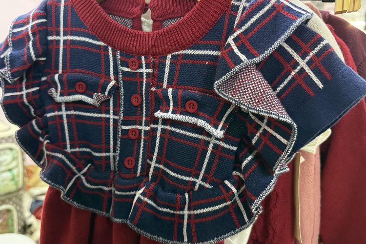 Dres knit berbahan katun di OADKIDS Pop-up Market di Plaza Indonesia, Jakarta Pusat yang berlangsung pada 15 Januari 2025 hingga 18 Januari 2025.