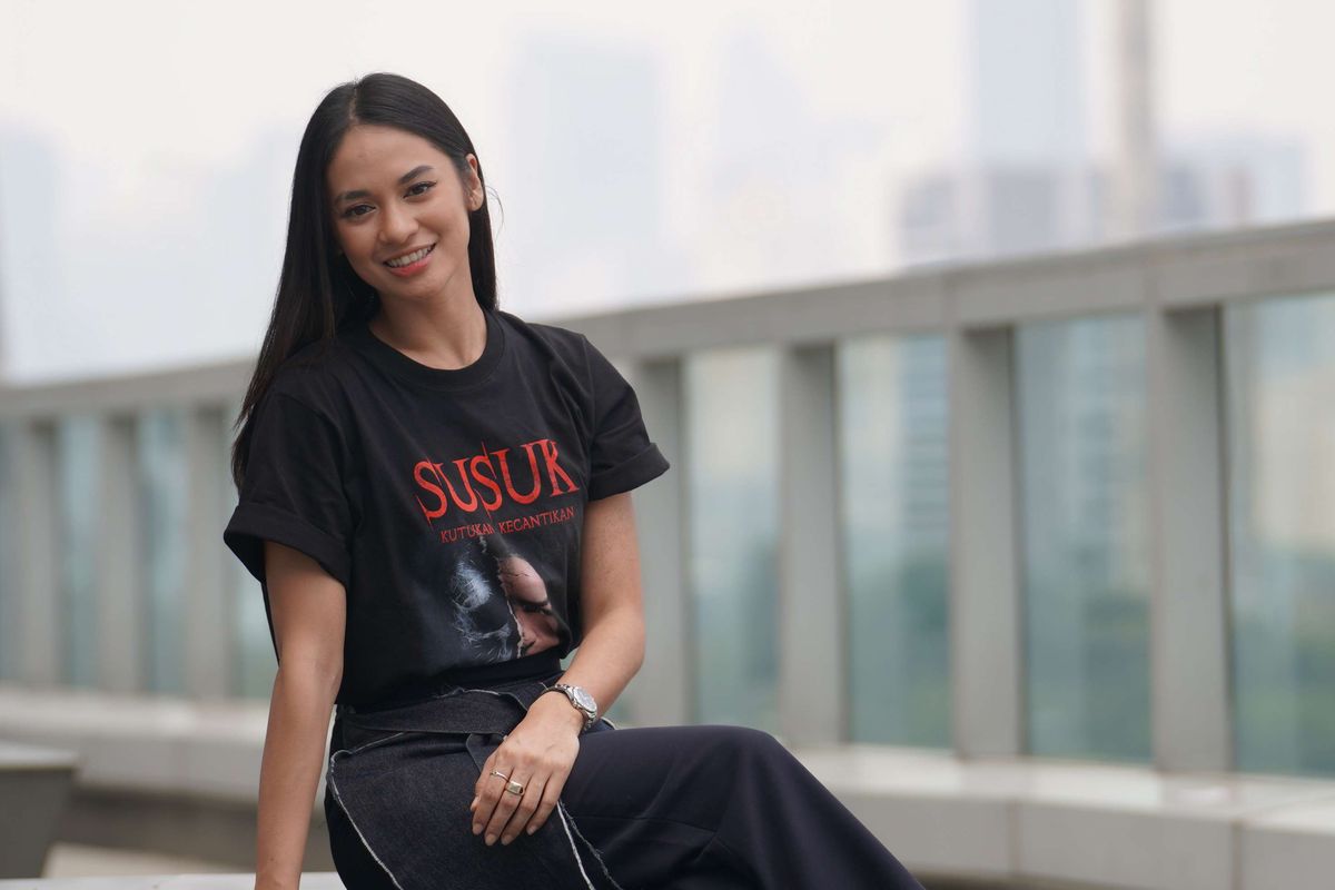 Artis Hana Malasan berpose seusai wawancara di program Hype Talk, di Kantor Redaksi Kompas.com, Jakarta, Rabu (16/8/2023). Hana Malasan memerankan tokoh Laras dalam film horor ''Susuk'' yang akan tayang di Bioskop pada 31 Agustus 2023.