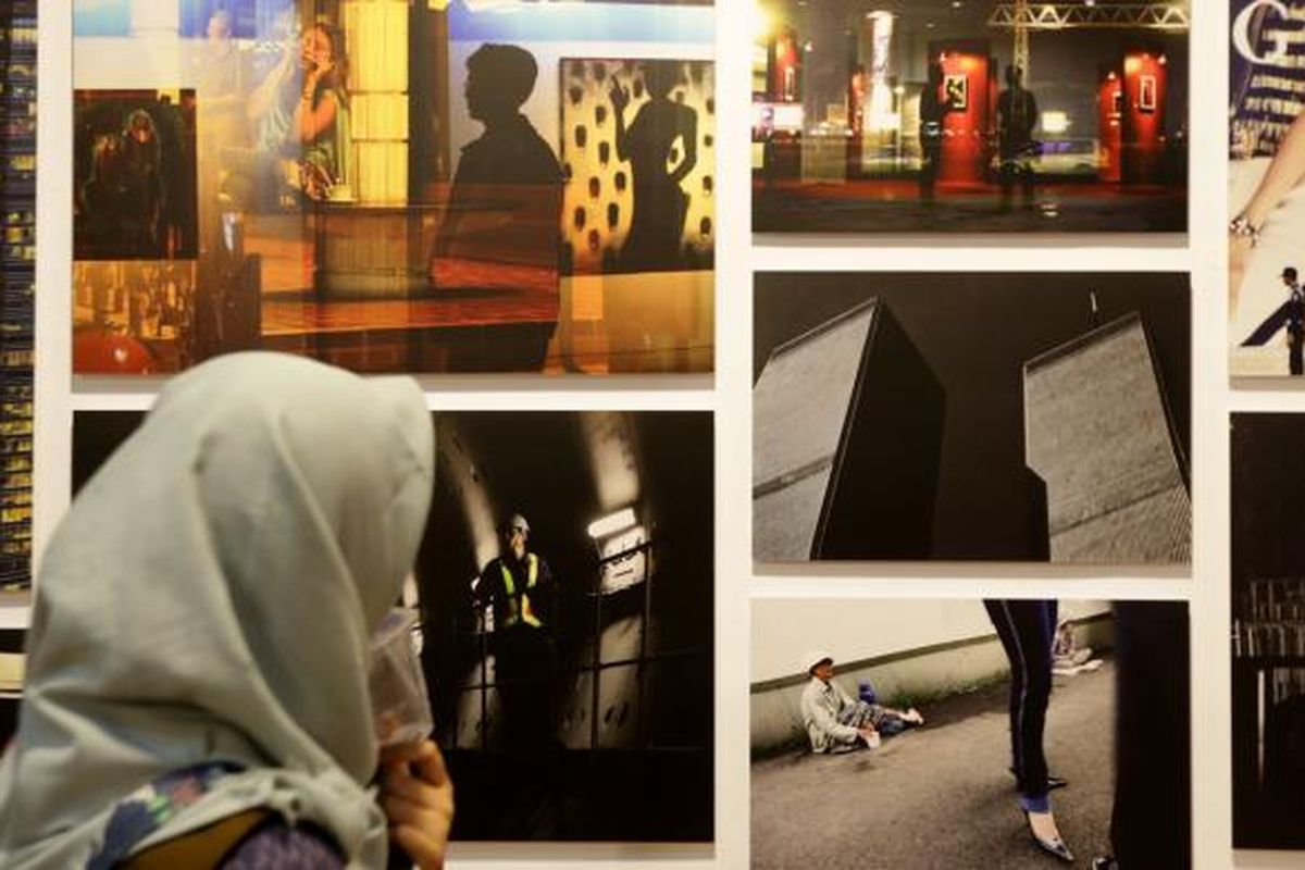 Pengunjung menyaksikan pameran foto Unpublished saat pembukaan Festival Fotografi Kompas bertema Unpublished di Bentara Budaya Jakarta, Senin (6/2/2017). Festival fotografi ini menampilkan pameran 100 foto dari fotografer Kompas, diskusi foto dan workshop yang berlangsung hingga 12 Februari 2017  mendatang.