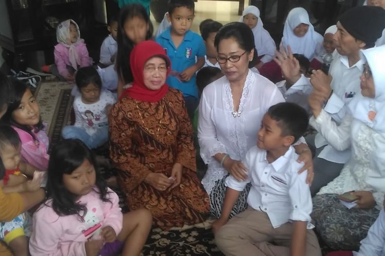  Ibunda Presiden Jokowi, Sudjiatmi Notomihardjo bersama anak-anak usai mengikuti serangkaian tradisi selapanan cicitnya, Sedah Mirah Nasution di Purwosari, Laweyan, Solo, Selasa ( 11/9/2018).