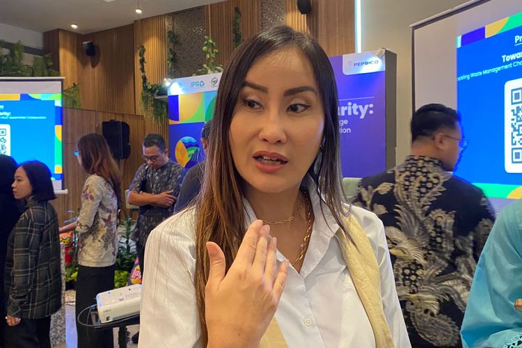 Director BWC, Olivia Anastasia Padang, menjelaskan soal pengolahan sampah, Jakarta Selatan, Selasa (26/8/2025). 