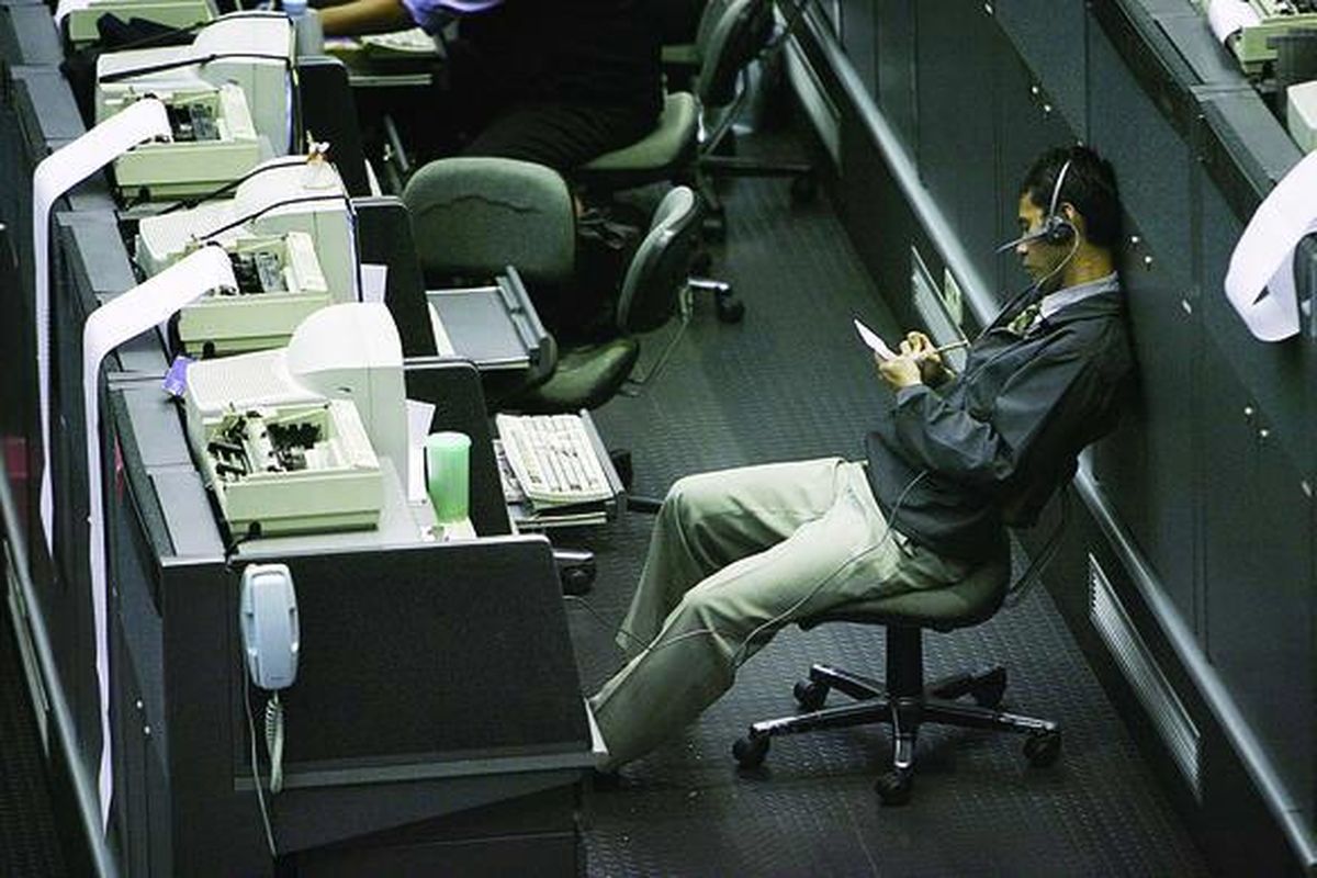 Aktivitas pialang saham di lantai Bursa Efek Indonesia, Jakarta.