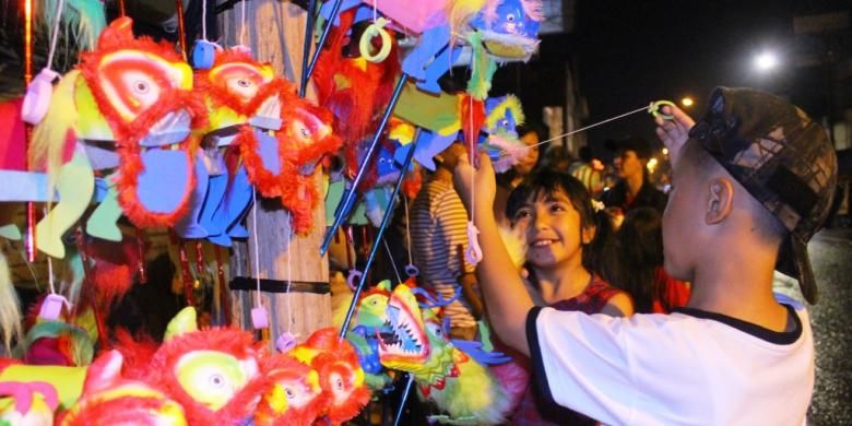 Souvenir khas Cap Go Meh yang banyak dijual saat perayaannya.