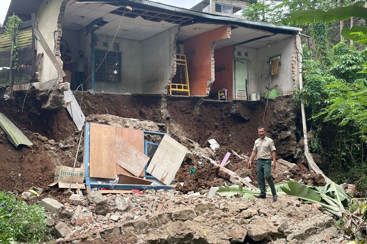 Sebuah rumah di Desa Margajaya, Kecamatan Ngamprah, Kabupaten Bandung Barat tergerus longsor, Selasa (11/10/2022).