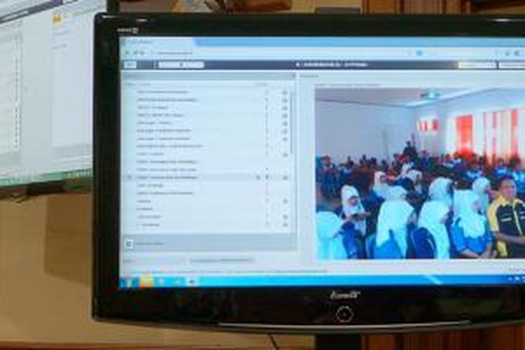 Praktisi IT Onno W. Purbo melakuakn blusukan online lewat video conference dengan siswa-siswa SMK di berbagai daerah di Indonesia dalam rangka sosialisasi acara Cyberpreneur Competition 2014 di Kemendikbud, Jakarta, Kamis (4/9/2014)