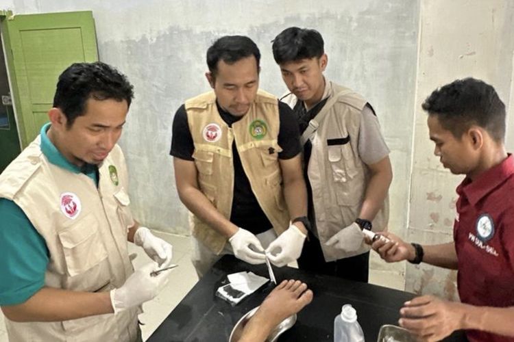  Tim RSUD Dr Soetomo Surabaya saat periksa korban banjir Sumatera, Senin (8/12/2025).